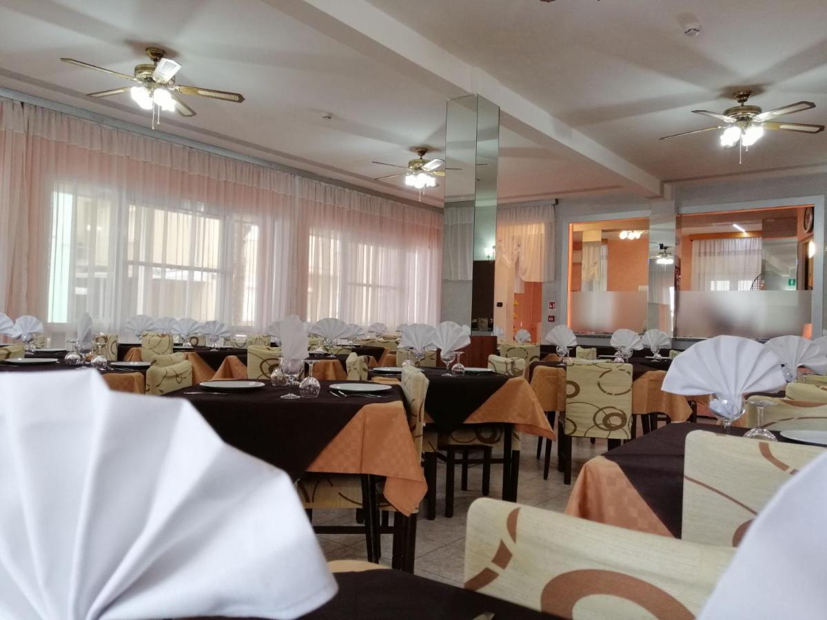 Hotel Alba Римини Экстерьер фото